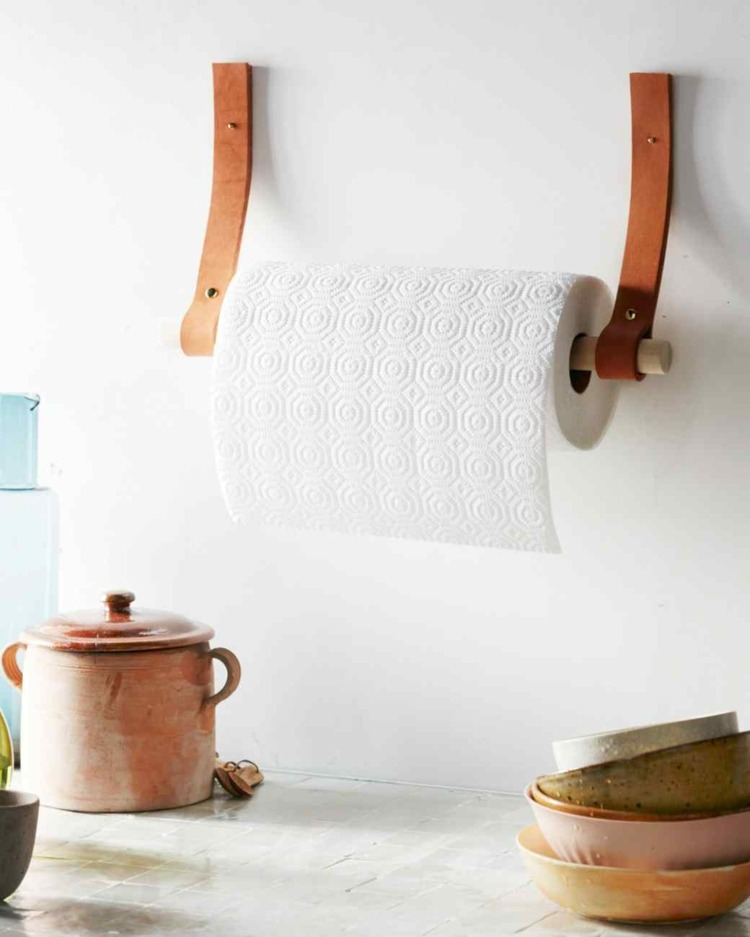 diy-deko-accessoire-küche-küchenpapierrolle-aufhängen-fliesenspiegel