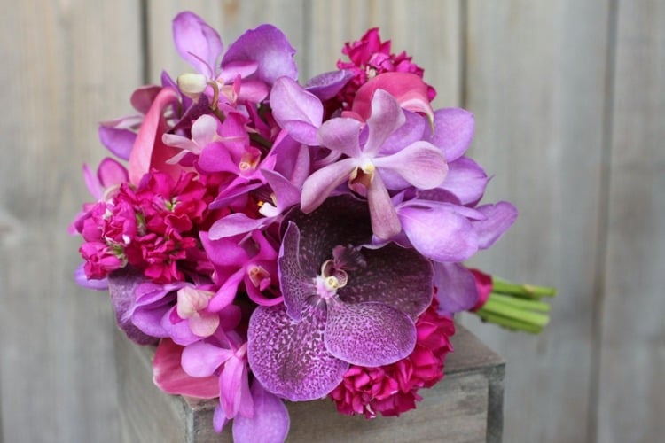 fuchsia-farbe-brautstrauss-blumen-orchidee-lilien-mokara