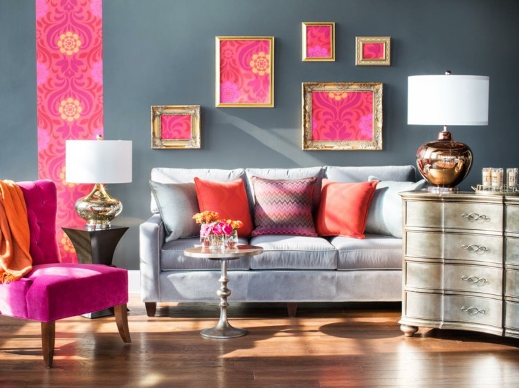fuchsia-farbe-sessel-couch-dekokissen-tapete-bilder-lampe
