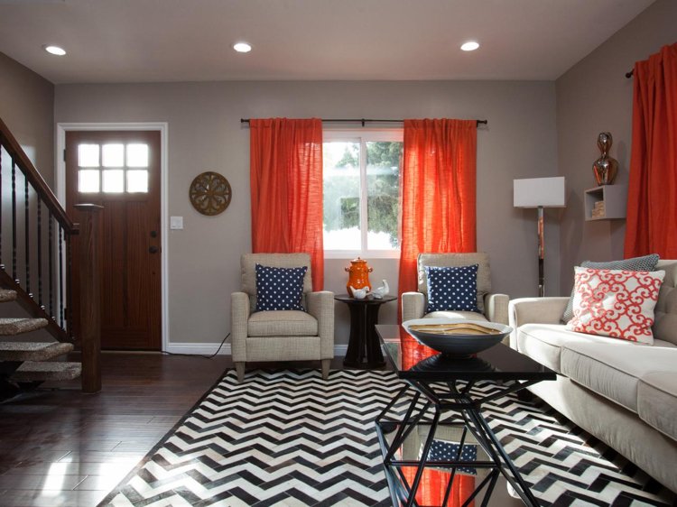 gardinenstoffe-auswahl-warme-farben-orange-wohnzimmer-polster