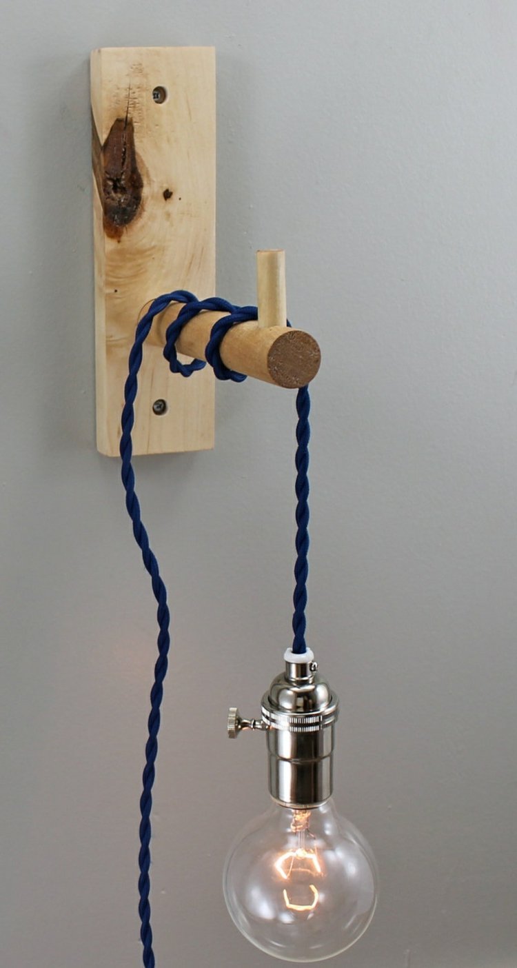 glühbirne-als-lampe-blau-kabel-vintage-wand-holz-hanegelampe