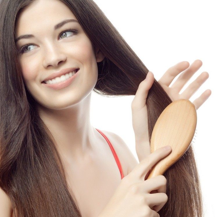 Haarwachstum beschleunigen haare-richtig-bürsten-kämmen-haarbürste