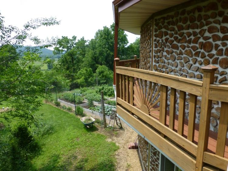 haus-holz-balkon-geländer-attraktiv-architektur-energieeffizient