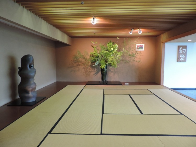 japanische-deko-tatami-fussbodenbelag-inspiration-bindengras-pflanze-skulptur