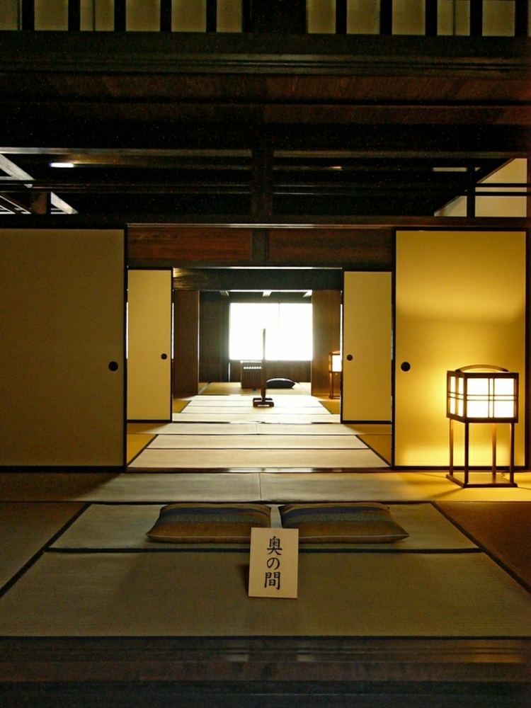 japanische-deko-tatami-okada-haus-schiebetueren-stehlampe-orientalisch