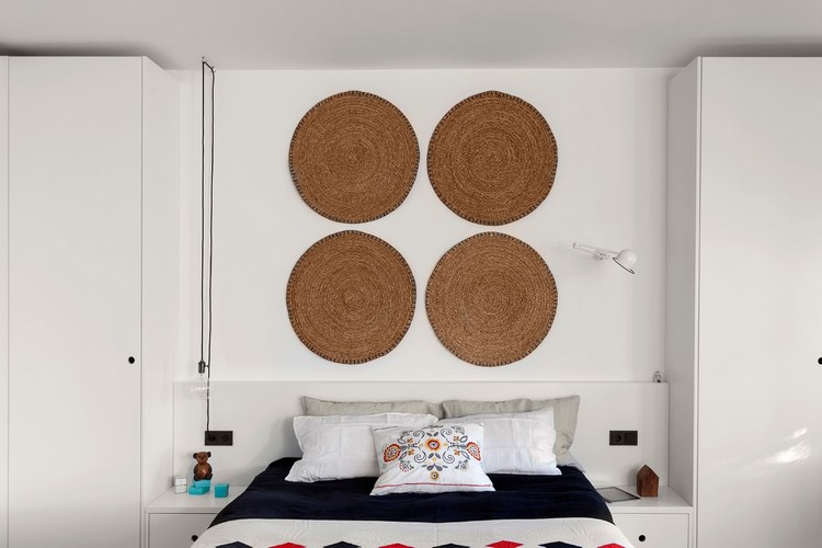 kleine-wohnungen-einrichten-schlafzimmer-runde-deko-braun-weisse-moebel