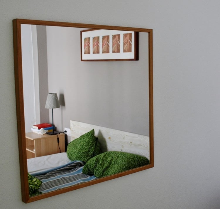 kleinen-wohnraum-schlafzimmer-wandspiegel-holzrahmen-optisch-groesser