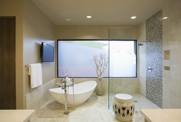 orientalische-deko-modernes-badezimmer-badewanne-antiker-chinesicher-gartenhocker