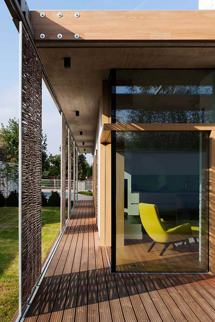sicht-und-sonnenschutz-geflecht-paneele-naturholz-terrasse