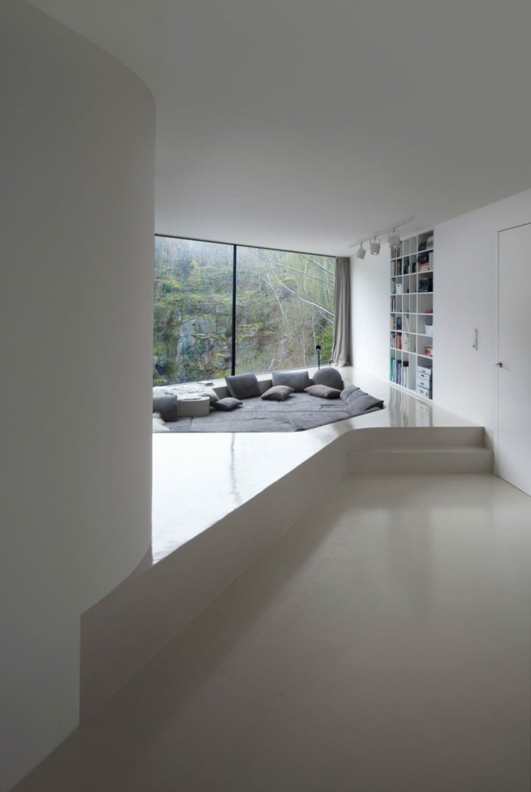 sitzecke im wohnzimmer eingelassen-fensterfront-minimalistisch-einrichtung