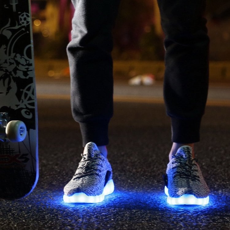 sneaker-trend-led-leuchtende-schuhe-adidas-yeezy