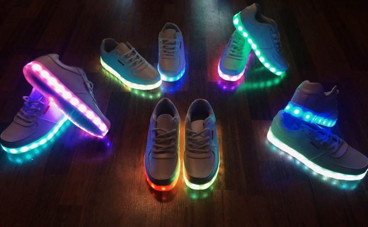 Sneaker Trend -led-leuchtende-schuhe-farben-modisch-bunt
