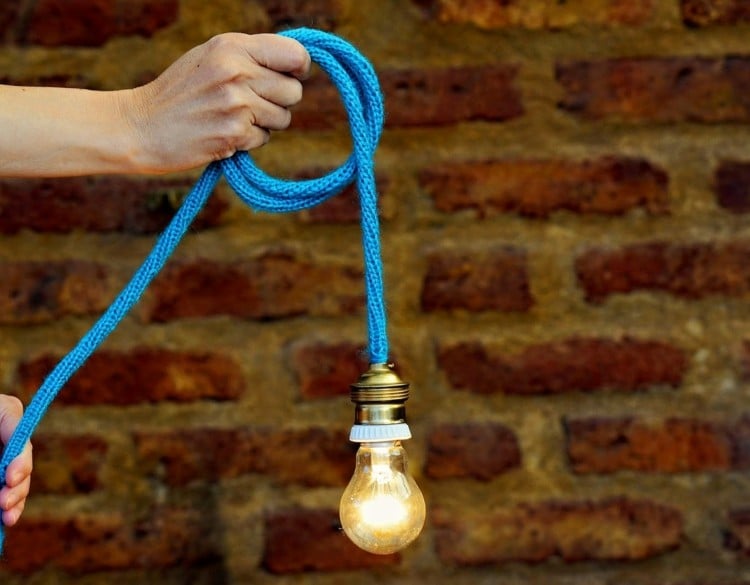 strickliesel-ideen-kabel-gestalten-blau-wolle-gluehbirne-beleuchtung