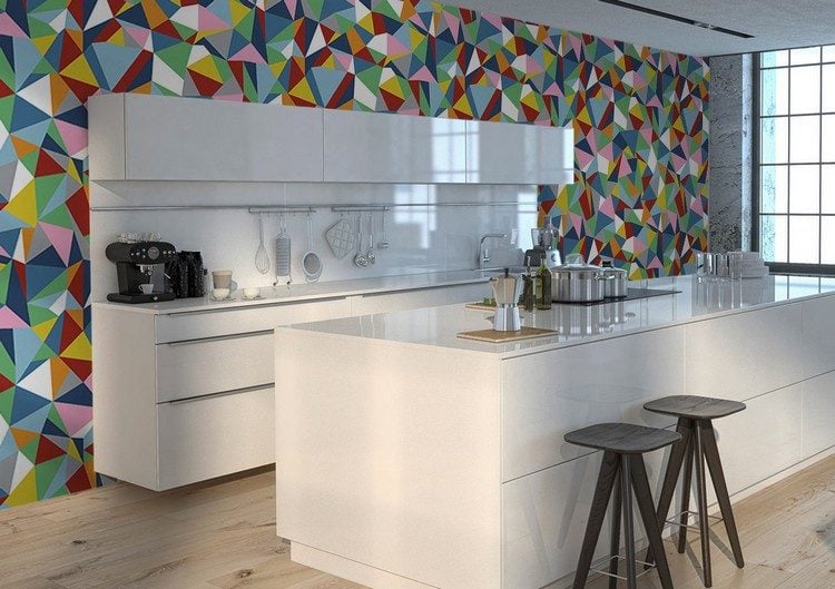Tapete für Küche modern-weisse-kuechenfronten-wandgestaltung-geometrisches-muster-farbenfroh