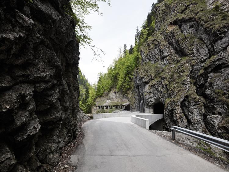 tunnel-alpen-oesterreich-schaufelschluchtbruecke-gebirge-felsen-srassenbau