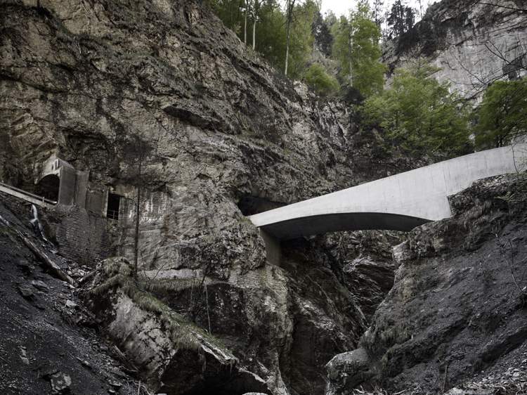 tunnel-alpen-oesterreich-schaufelschluchtbruecke-gestein-wandern-landstrasse