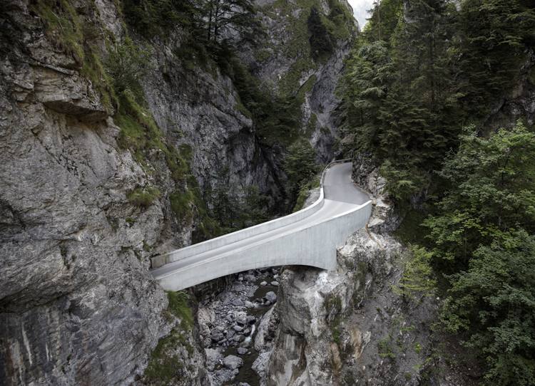 Tunnel durch die Alpen -oesterreich-schaufelschluchtbrücke-gebirge-wandern-landschaft-autofahren