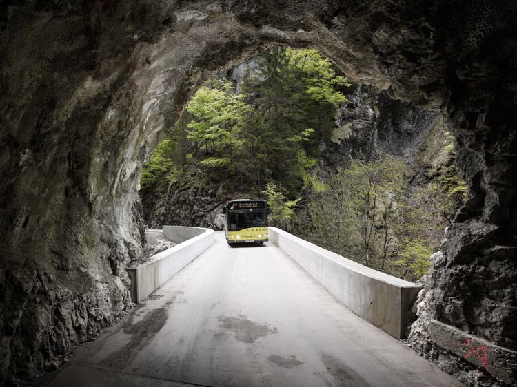 tunnel-alpen-österreich-schaufelschluchtbruecke-landstrasse-bus-vorsicht