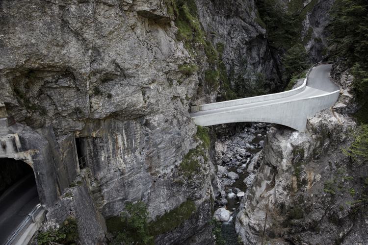 Tunnel durch die Alpen -österreich-schaufelschluchtbrücke-landstrasse-kurve-gebirge-felsen