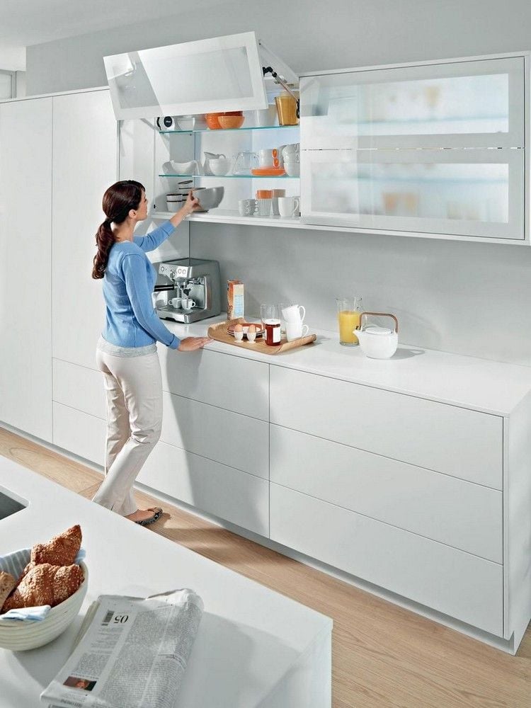 Türsysteme für Küchenoberschränke falt-lifttüren-automatisch-weiße-küche-hängeschrank
