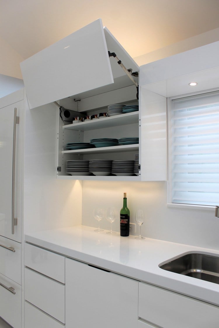 Türsysteme für Küchenoberschränke falt-liftturen-elekrisch-moderne-küche-glänzende-fronten