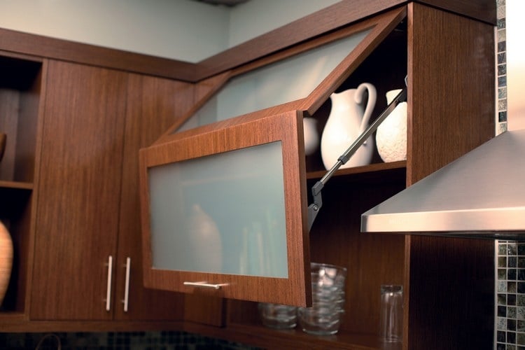 Türsysteme für Küchenoberschränke falt-lifttüren-holz-milchglas-hängeschrank-küche