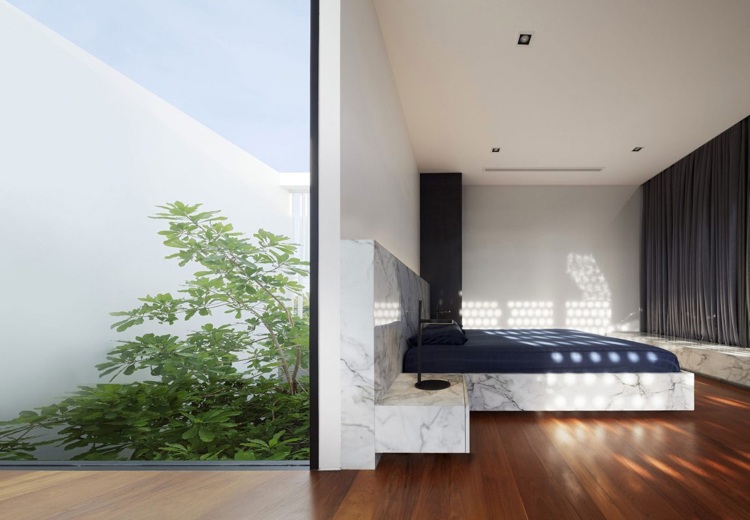 urban-zen-wohnen-schlafzimmer-bett-marmor-holzboden-innengarten