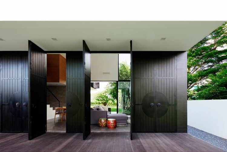 urban-zen-wohnen-terrasse-wohnzimmer-türen-schwarz