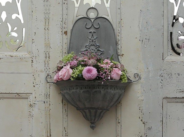 vintage-deko-blumenhalter-wand-grau-garten-terrasse-dekoration