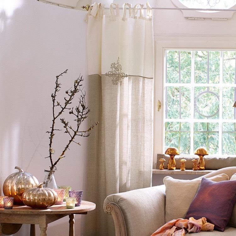 vintage-deko-wohnzimmer-leinengardinen-naturfarbe
