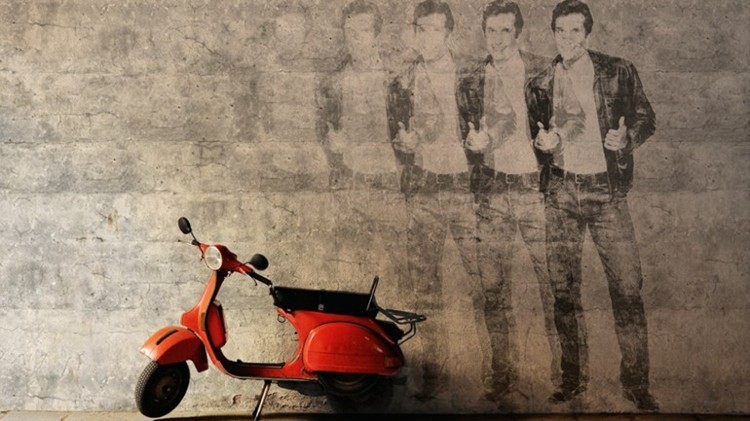vintage-tapete-idolescence-saenger-60er-moped-rot-monochrom