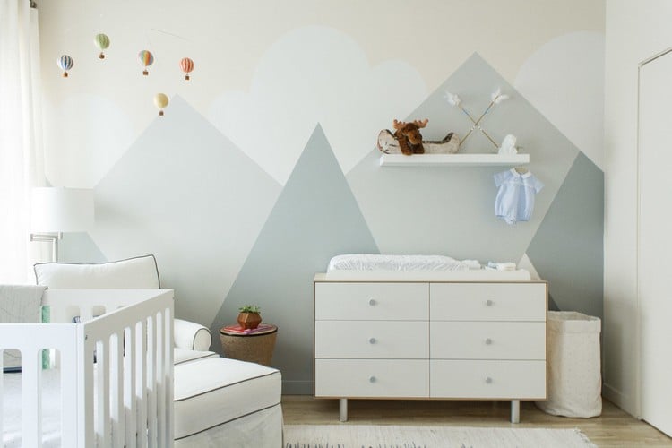 Wandgestaltung mit Farbe babyzimmer-helle-töne-einrichten-wandgemälde-berge