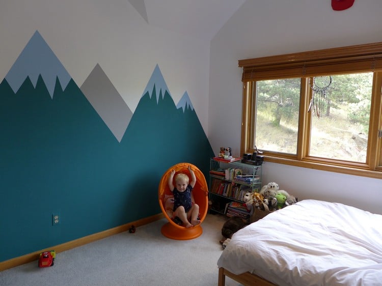 wandgestaltung-farbe-berge-blau-grau-streichen-kinderzimmer-kreativ-gestalten