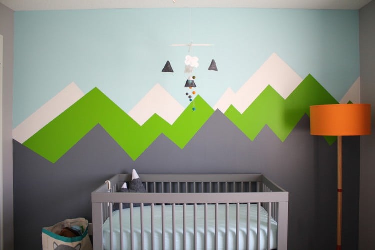wandgestaltung-farbe-geometrisches-muster-bergzüge-abstrakt-akzent-babyzimmer