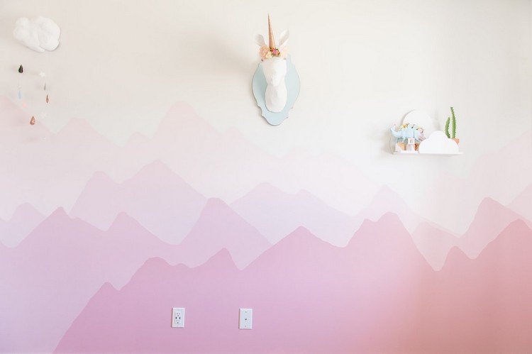wandgestaltung-farbe-kreative-wandmalerei-gebirge-mädchenzimmer-einhorn-wanddeko