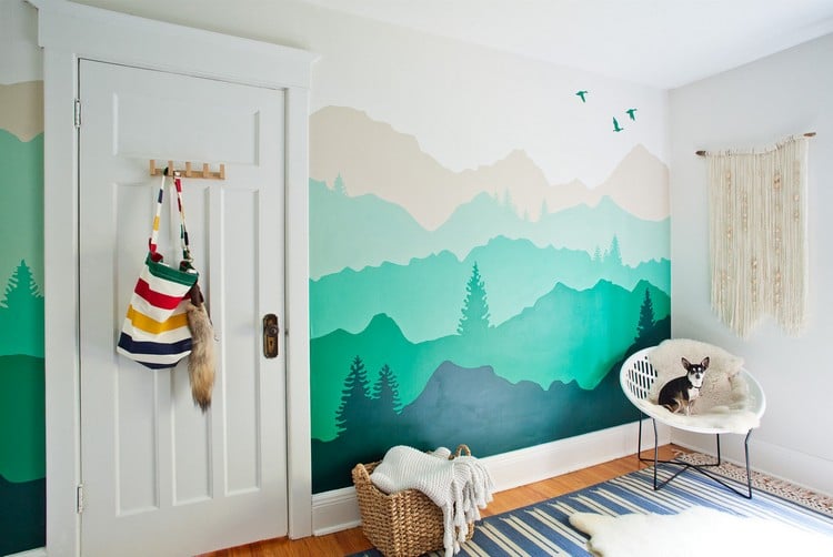 wandgestaltung-farbe-kreatives-wandgemälde-schlafzimmer-gebirge-bäume-vögel