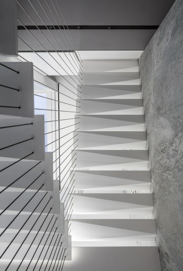 wandgestaltung-ideen-treppe-modern-weiss-licht-effekt-grau-wand