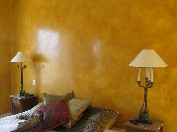 wandgestaltung-spachteltechnik-farbenfrohe-wand-schlafzimmer-gelb-orientalisch