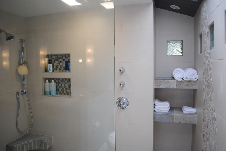 wandnischen-gestalten-badezimmer-begehbare-dusche-regal-ablagefläche-tücher