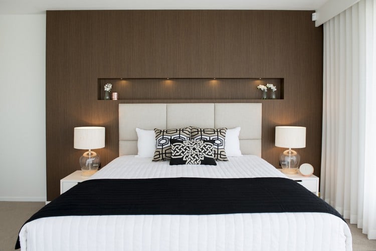 wandnischen-gestalten-beleuchtung-schlafzimmer-deko-blumenvasen-ablagefläche