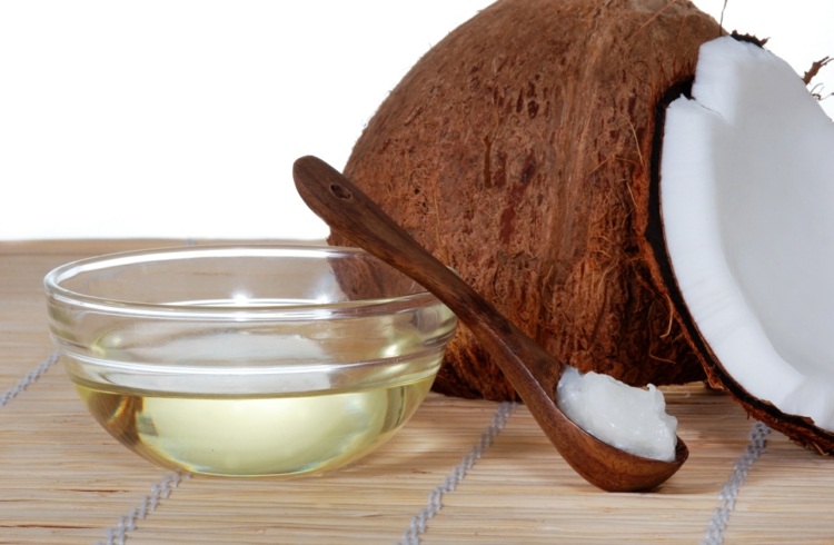 weisse-zaehne-bekommen-oelspuelung-kokosoel-schutz-zahnschmelz