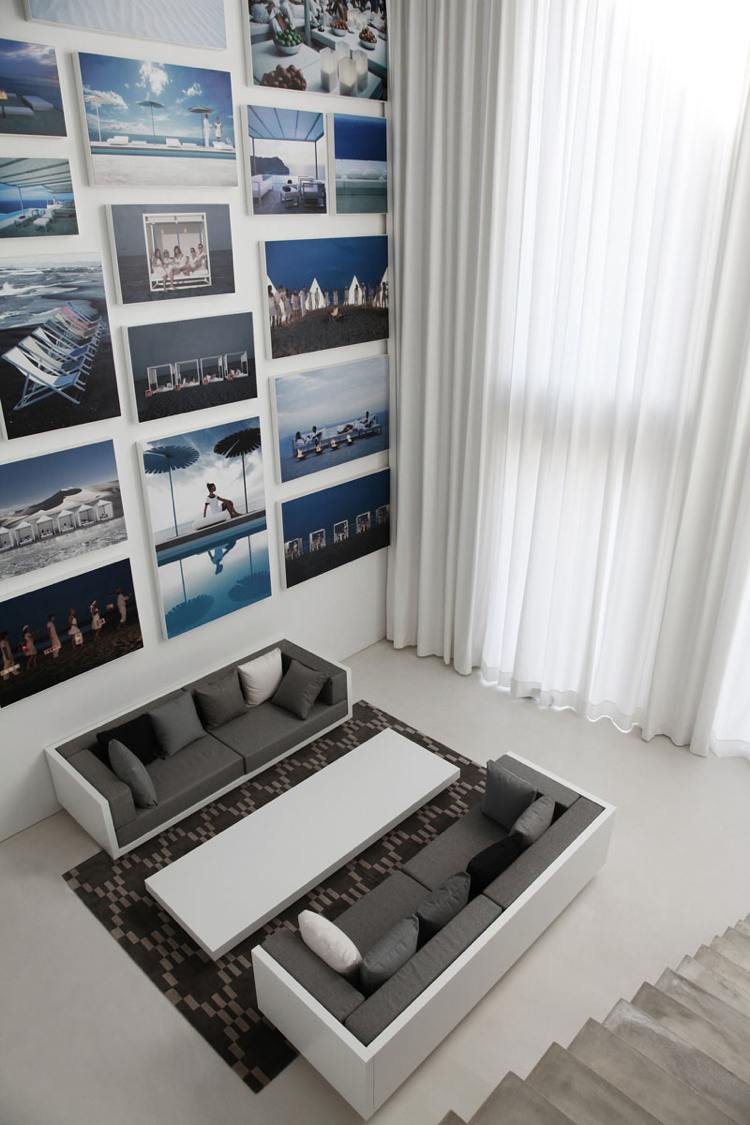 wohnideen-wohnzimmer-oben-couch-weiss-grau-bilderwand-maritim
