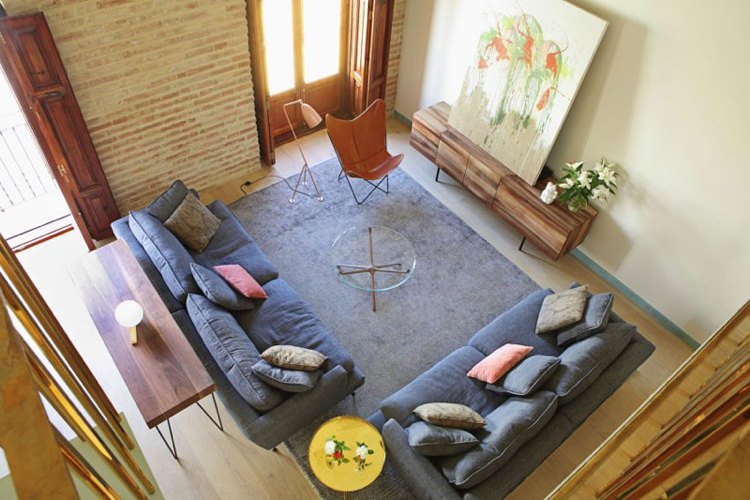 Wohnideen für Wohnzimmer -oben-industrial-stil-couch-grau-polster