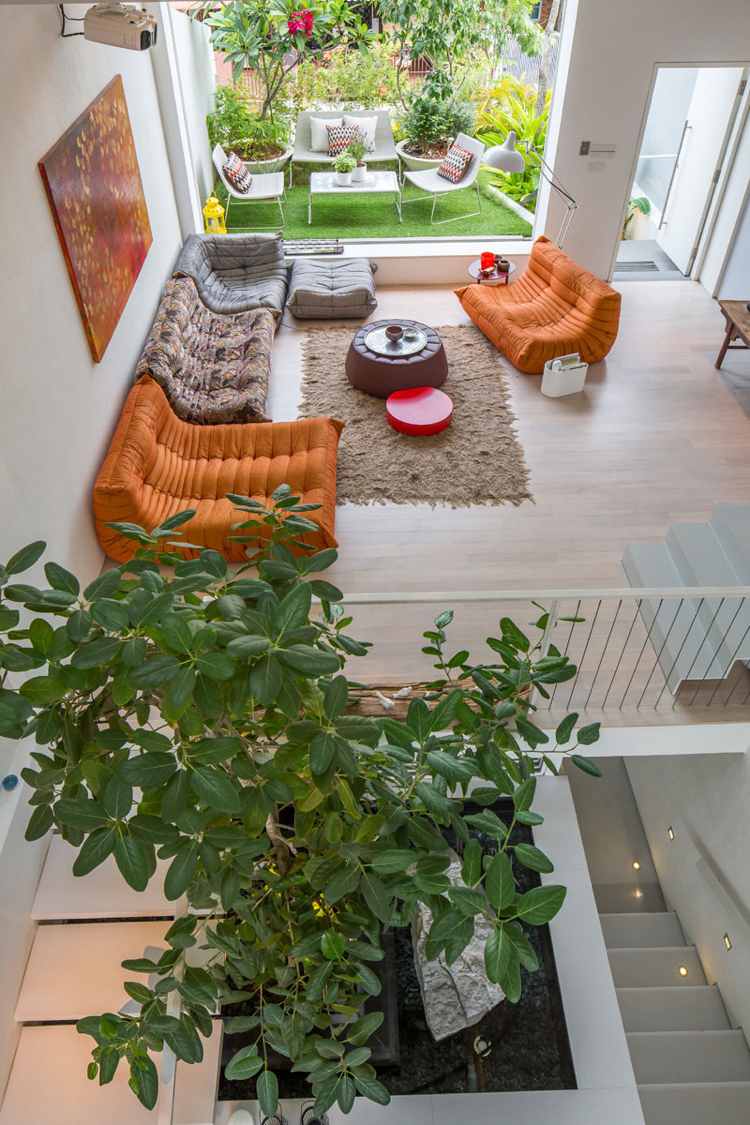 wohnideen-wohnzimmer-oben-innengarten-treppe-couch-orange