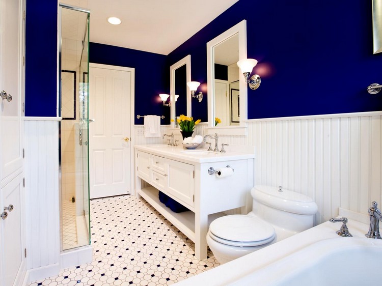 zweifarbige-wandgestaltung-badezimmer-gestalten-weiss-dunkelblau-kontrast