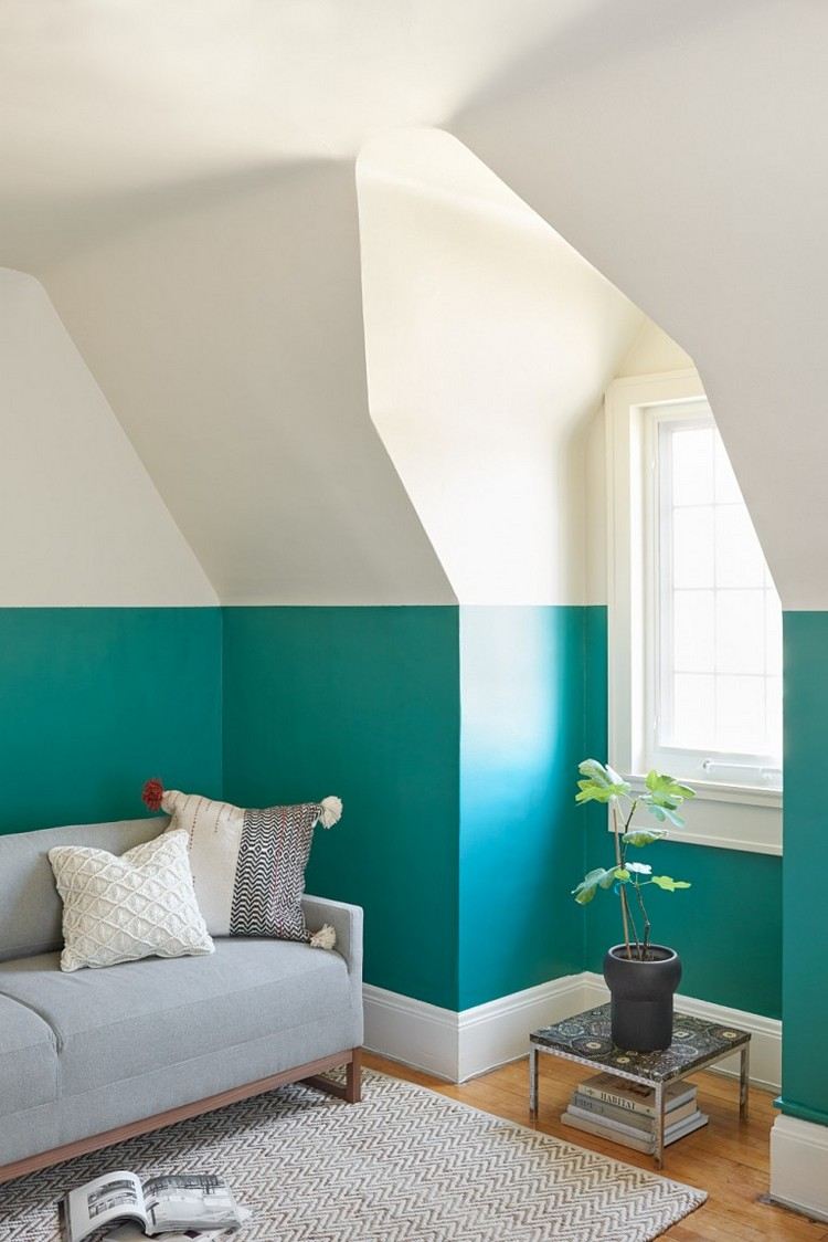 zweifarbige-wandgestaltung-haelften-blau-weiss-wohnzimmer-gestalten-ideen