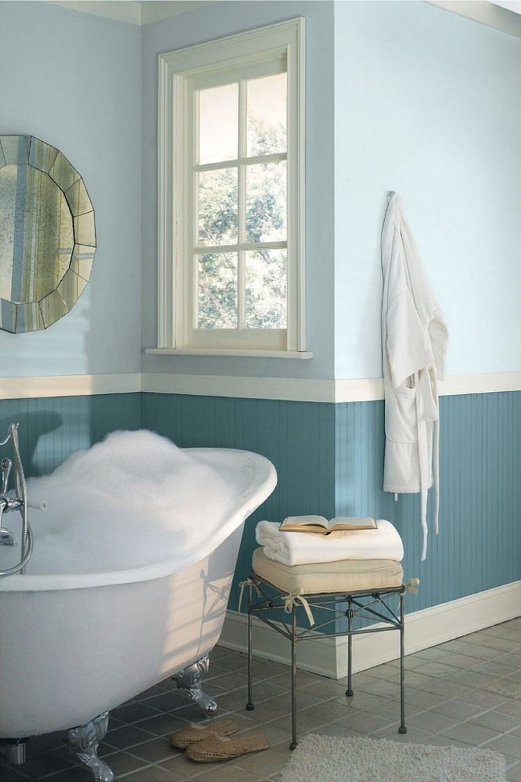 zweifarbige-wandgestaltung-ideen-badezimmer-gestalten-blautoene-badewanne-weiss