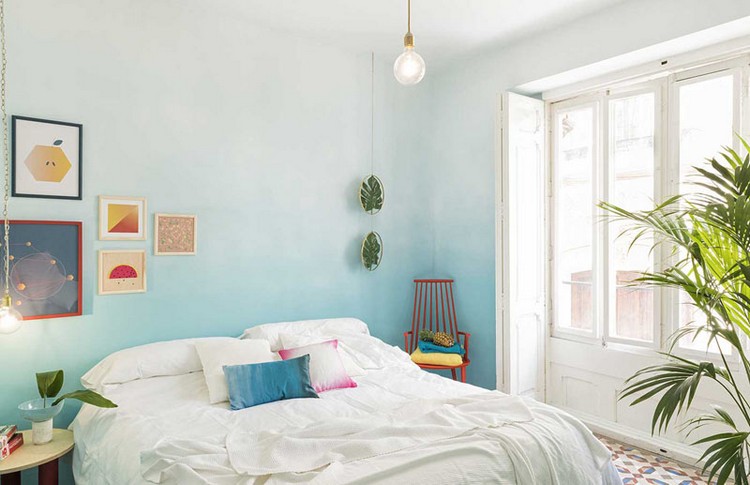 Zweifarbige Wandgestaltung pastelltoene-ombre-waende-hellblau-helles-schlafzimmer