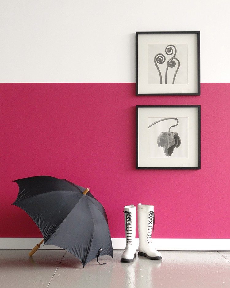 zweifarbige-wandgestaltung-wand-streichen-weiss-pink-wandbilder-gummistiefel-regenschirm
