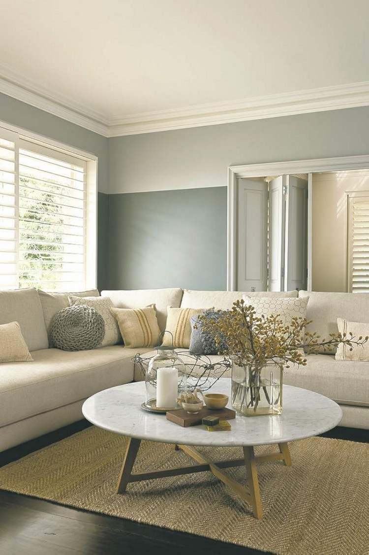 zweifarbige-wandgestaltung-wohnzimmer-grautoene-wand-beige-einrichtung